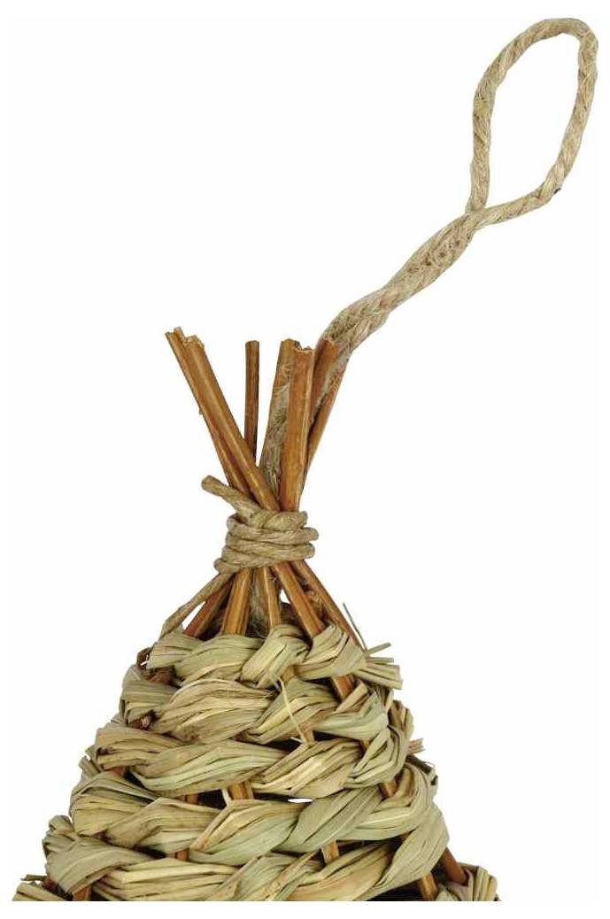 Eine gewebte Strohstruktur in Tropfenform mit einer Schlaufe am oberen Ende, wahrscheinlich zum Aufhängen bestimmt.