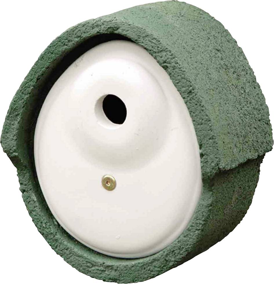 Ein grünes, kreisförmiges Vogelhaus mit einer weißen, runden Öffnung in der Mitte, entworfen, um eine natürliche Nestumgebung nachzuahmen.