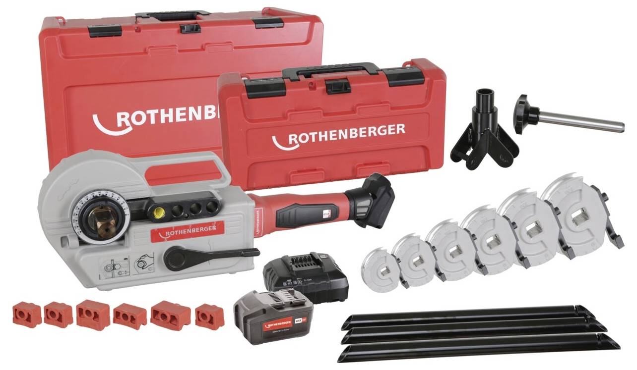 Ein roter Werkzeugkoffer mit einem Rothenberger-Gewindeschneider, mehreren Gewindeschneidbacken, Akkupack und Zubehör, die vor dem Koffer angeordnet sind.