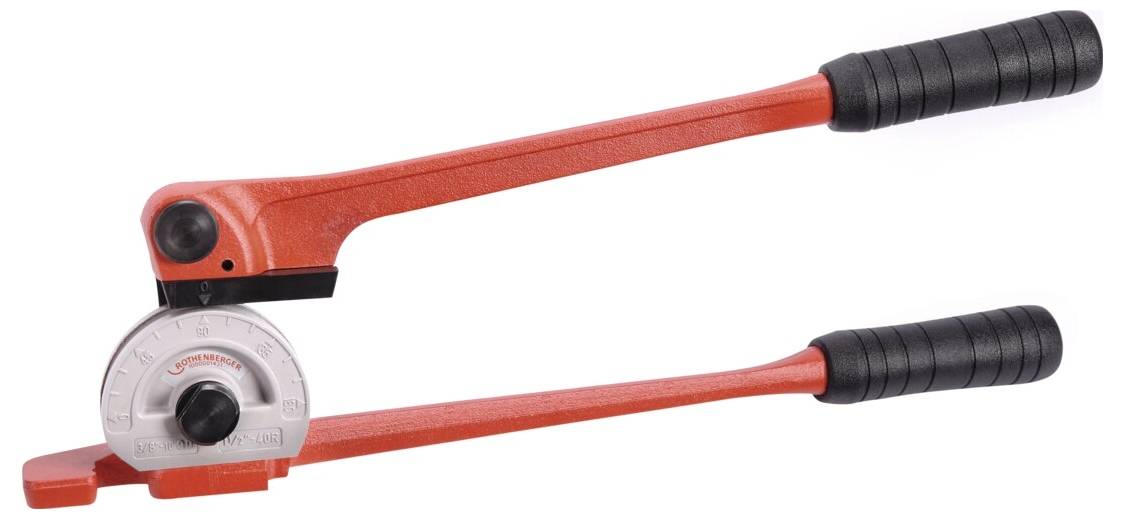 Ein roter, handbetriebener Rohrbiegeapparat mit Doppelgriffen, der zum Biegen von Metallrohren verwendet wird. Er verfügt über eine Skala für Winkelpräzision.
