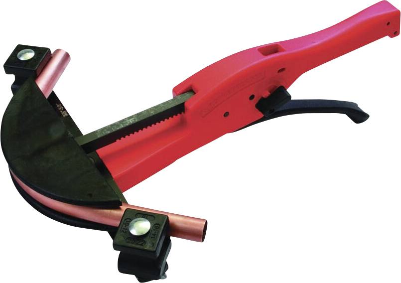 Ein roter manueller Rohrbieger mit einem Metallgriff und schwarzen Biegebacken, der zum Formen von Metallrohren verwendet wird, vor einem weißen Hintergrund gezeigt.