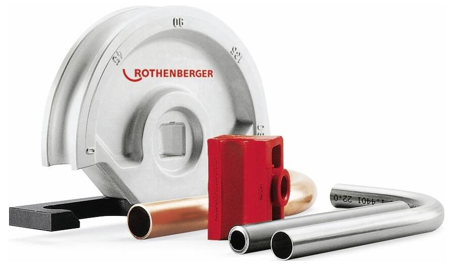 Werkzeuge zum Rohrbeugen mit einer silbernen Biegedorn, einem roten Block und verschiedenen Metallrohren, geeignet für Klempner- oder Ingenieuraufgaben.