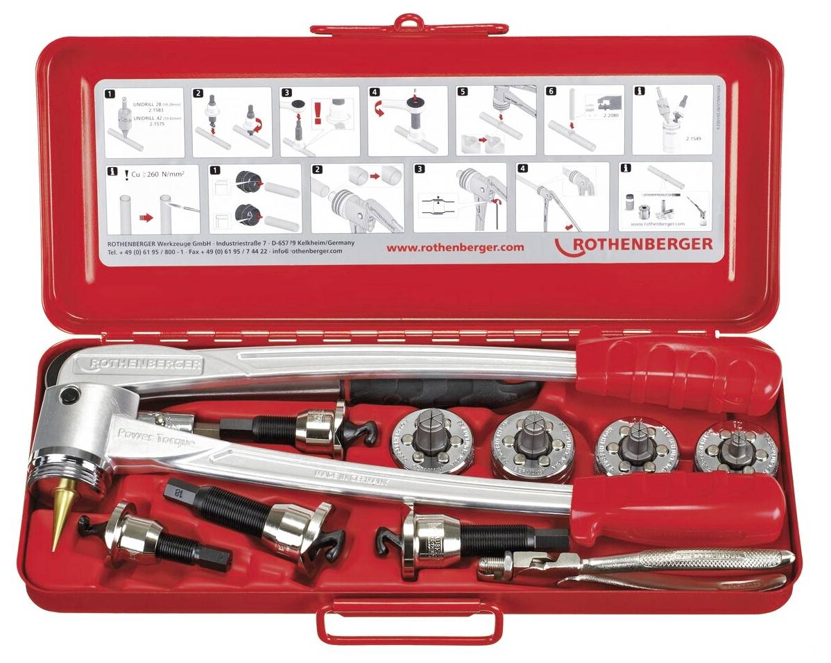 Roter Werkzeugkasten mit verschiedenen Rohrabfackwerkzeugen und detaillierten Anweisungen zur Verwendung und Montage auf dem Deckel.