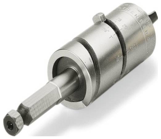 Eine Nahaufnahme eines silbernen, zylindrischen Lochbohrers mit gravierten Maßstrichmarkierungen, der für das präzise Bohren von Löchern entwickelt wurde.