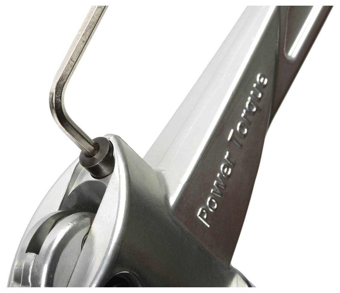 Eine Nahaufnahme eines Metallwerkzeugs mit der Gravur 'Power Torque', das einen Innensechskantschlüssel zeigt, der in seine Aufnahme eingeführt wird.