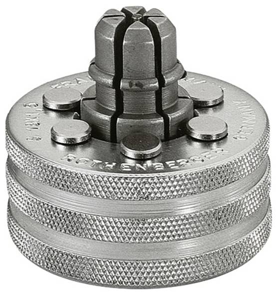 Eine metallische Aufspannvorrichtung mit gerilltem Griff und vier geschlitzten Backen, die zum Befestigen von Werkzeugen oder Werkstücken an einer Drehbank oder Bohrmaschine verwendet wird.