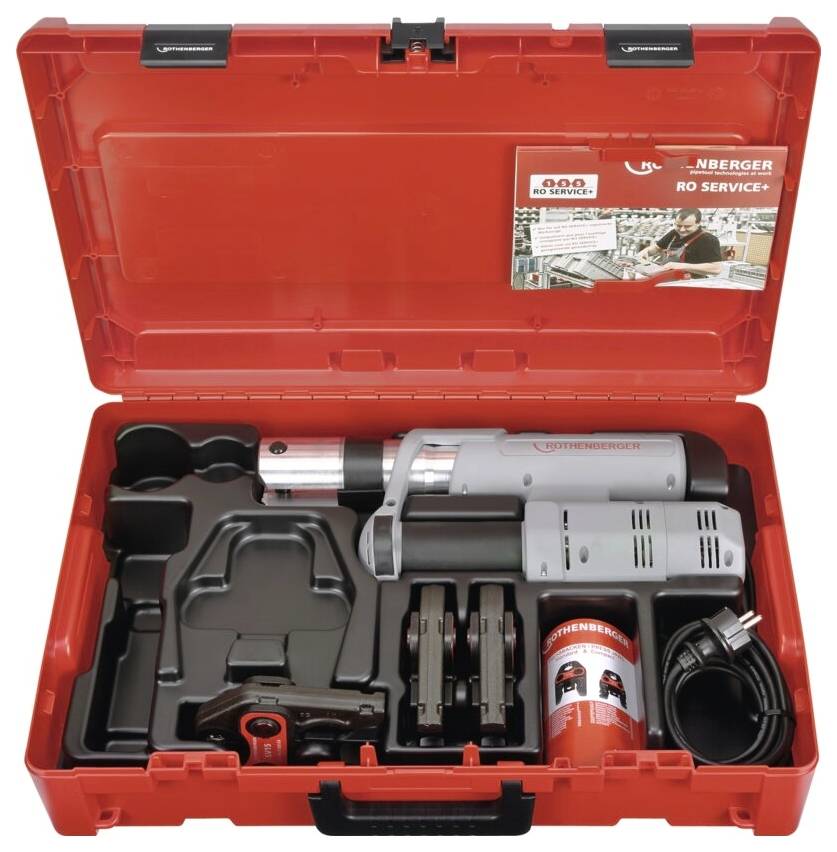 Rote Werkzeugbox mit einem spezialisierten Rohrverschweißungswerkzeug, Zubehör, Bedienungsanleitung und Kabel, entwickelt für Klempner-Profis.