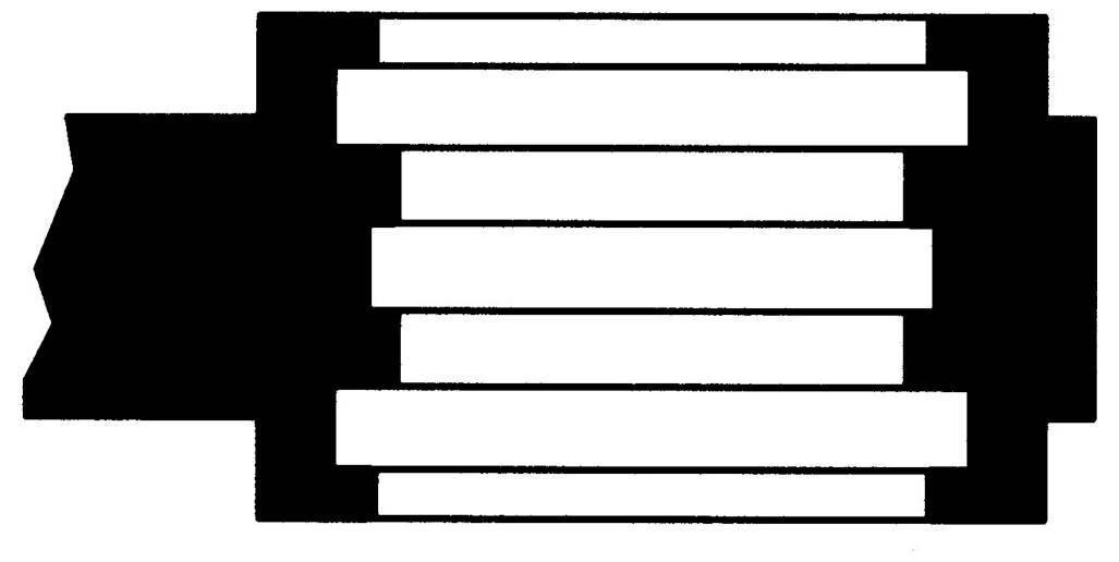 Ein abstrakter Entwurf mit horizontal angeordneten, überlappenden schwarzen und weißen Rechtecken auf einem weißen Hintergrund.