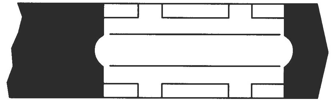 Rasiermesser mit scharfen Kanten und symmetrischem Design, ausgestattet mit einem zentralen Ausschnitt und gleichmäßigen Rillen an jeder Seite.