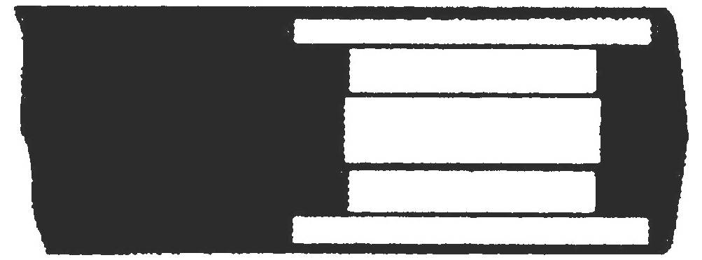 Eine Querschnittszeichnung eines Damms, die Wasser auf der linken Seite und drei horizontale Tore zur Durchflusskontrolle auf der rechten Seite zeigt.