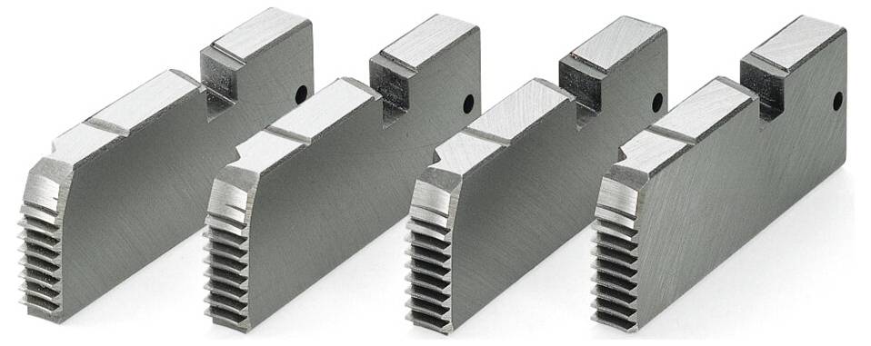 Vier metallische Maschinenkomponenten mit gezahnten Kanten, gleichmäßig ausgerichtet.