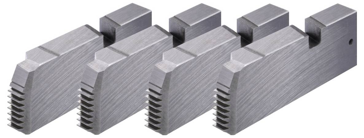 Vier metallische rechteckige Blöcke mit gerillten Kanten, in einer Reihe ausgerichtet, die als Teile in industriellen Maschinen verwendet werden.