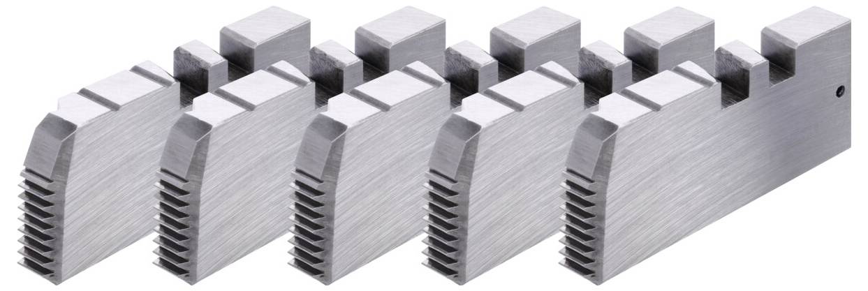 Fünf metallische, gezahnte Platten, die in einer Reihe ausgerichtet sind, wobei jede Platte eine Reihe von Rillen am oberen Rand aufweist und eine glatte, reflektierende Oberfläche besitzt.