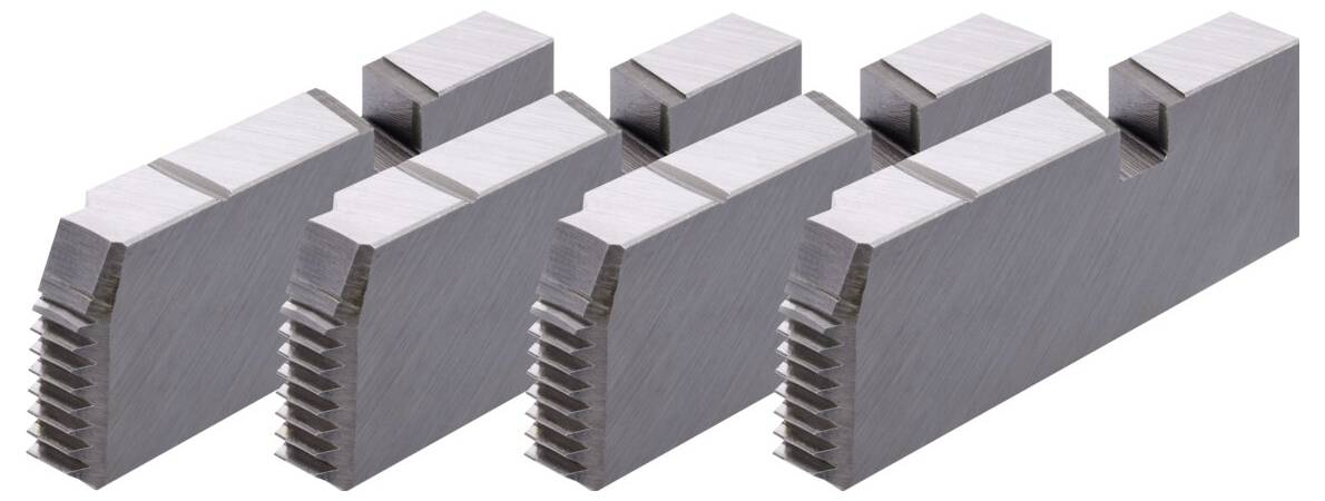 Vier silberne Metallteile mit gerillten Kanten und rechteckigen Formen, in einer Reihe ausgerichtet, möglicherweise Maschinenkomponenten.