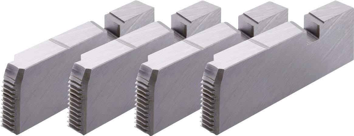 Vier gezahnte Metallblöcke in einer Reihe angeordnet, jeder mit gekerbten Rillen an Ober- und Unterseite, wahrscheinlich als industrielle Maschinenteile verwendet.