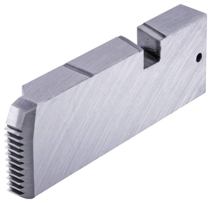 Ein metallischer, präzise konstruierter Block mit gezackten Kanten, Rillen und einem kleinen Loch, möglicherweise eine Komponente für Maschinen oder Werkzeuge.