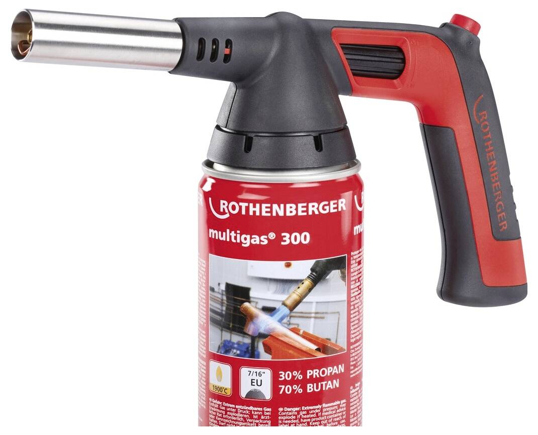 Eine rote und schwarze Rothenberger-Gasbrenner, die an eine 'Multigas 300' Propan/Butan-Gaskartusche angeschlossen ist.