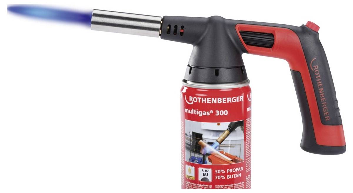 Eine rote und schwarze Handfackel mit blauer Flamme, beschriftet mit 'ROTHENBERGER multigas 300', zündet eine Propan- und Butangasmischung.