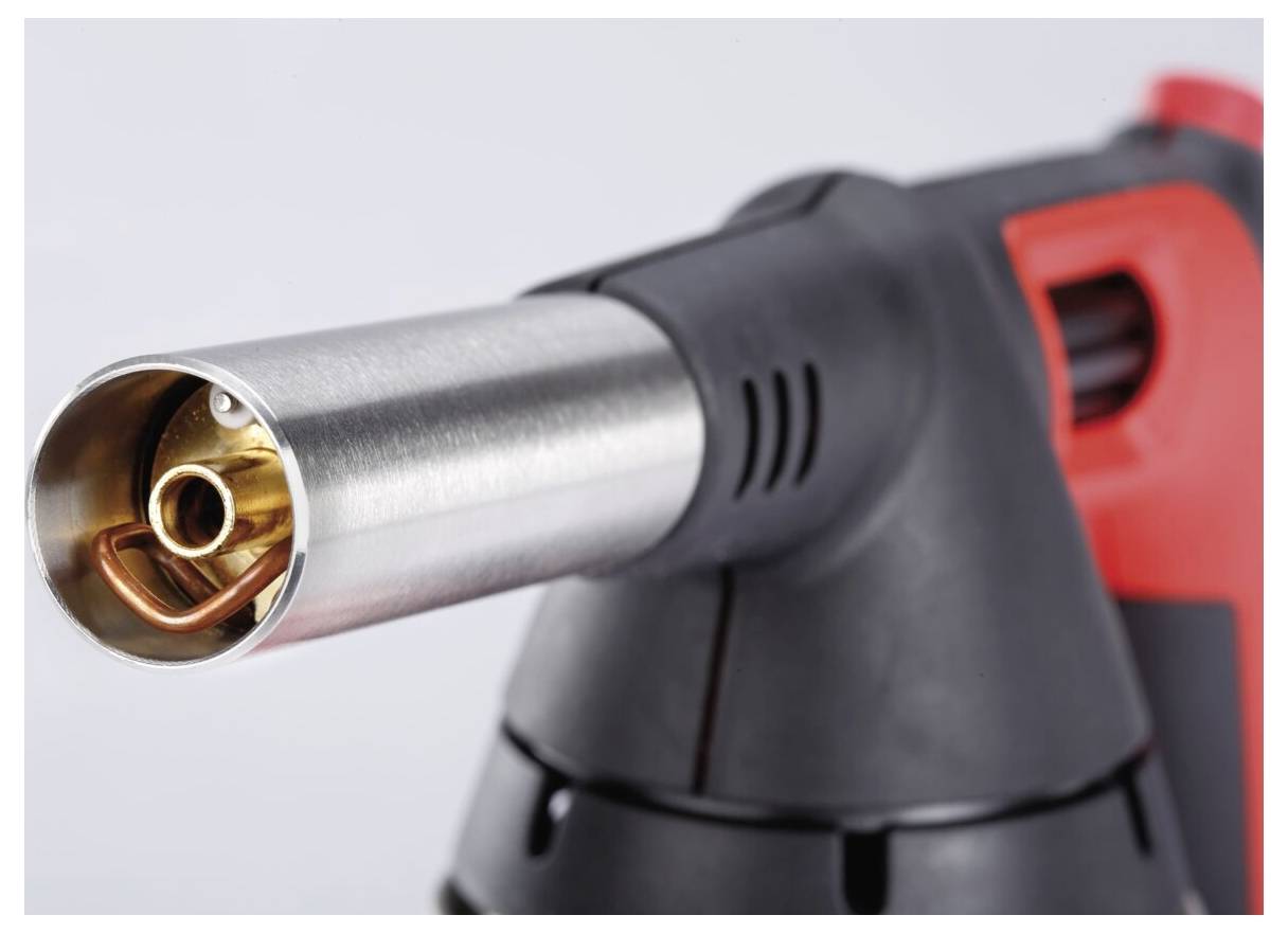 Ein Nahaufnahme eines Gasbrenners mit einer metallischen Düse und einem schwarz-roten Griff, der typischerweise für Heiz- oder Lötaufgaben verwendet wird.