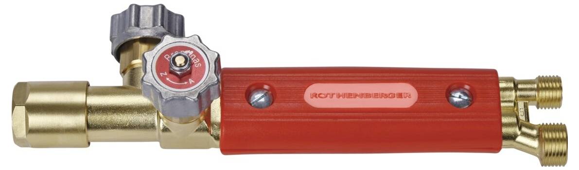 Ein roter und messingfarbener einstellbarer Ventil mit angeschlossenem Druckmessgerät, der zur Steuerung des Gasflusses in industriellen Umgebungen verwendet wird.