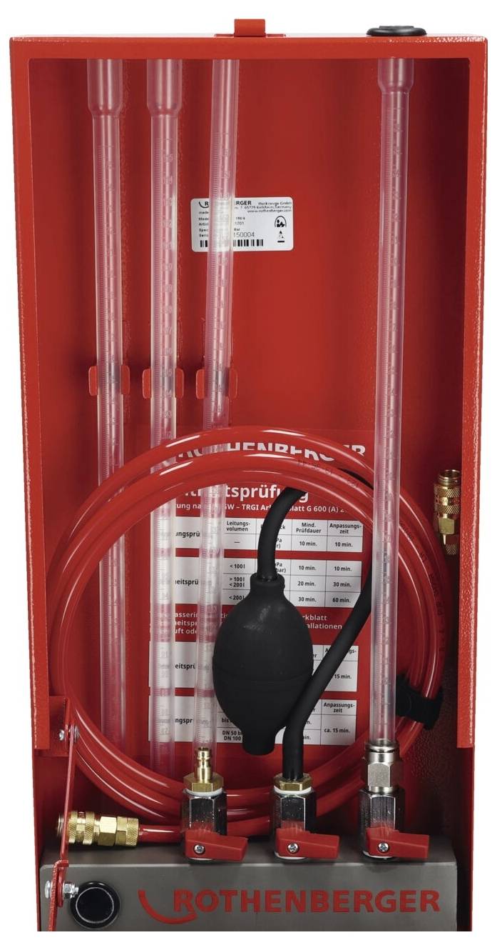 Gasleck-Detektionsset mit rotem Gehäuse und Schläuchen, ausgestattet mit einer Pumpe, Manometern und Ventilen zum Testen von Druck und Dichtungsintegrität.