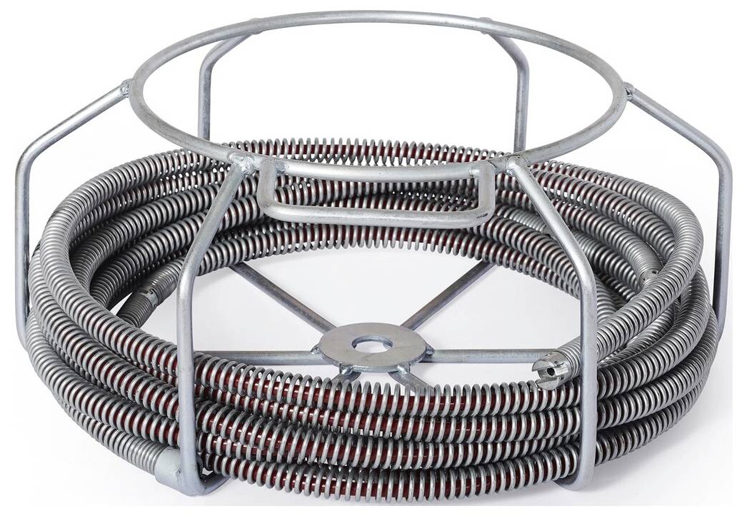 Aufgewickeltes Metallkabel in einem kreisförmigen Halter, wahrscheinlich für Sanitär- oder elektrische Zwecke verwendet, auf weißem Hintergrund platziert.