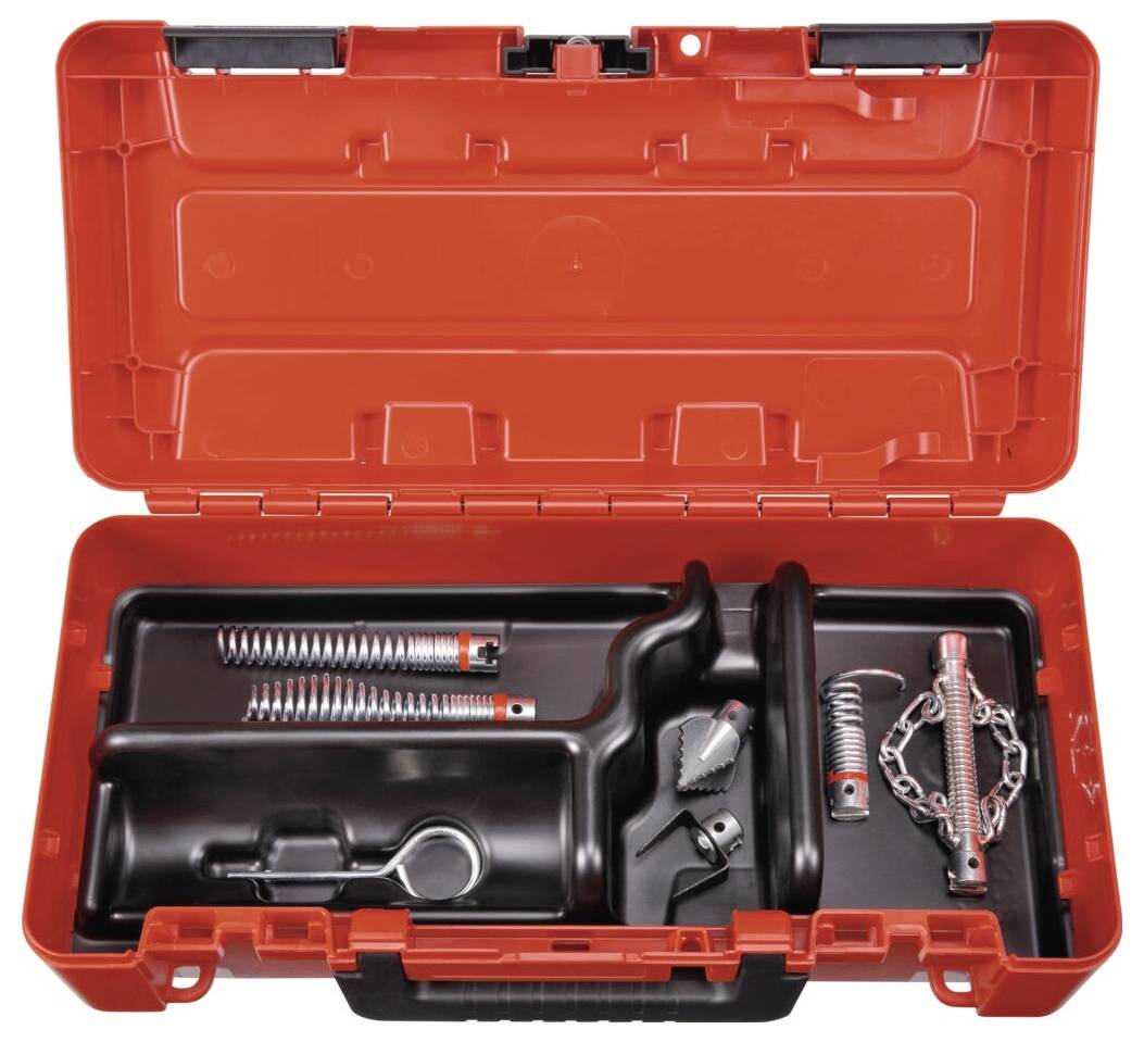 Ein roter Werkzeugkoffer mit einem schwarzen Innenraum enthält verschiedene Metallwerkzeuge, darunter Federn, eine Kette und Halterungen, die sorgfältig angeordnet sind.