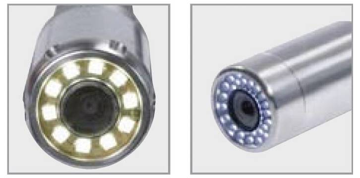 Zwei metallische Kamerageräte, jedes mit kreisförmigen LED-Lichtarrangements um die Linse herum. Die linke Kamera hat einen goldenen Rand, die rechte einen silbernen Rand.