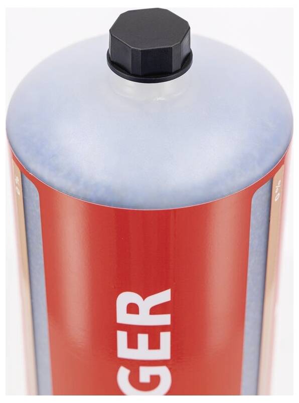 Eine große rote Flasche mit einem schwarzen sechseckigen Deckel, seitlich mit 