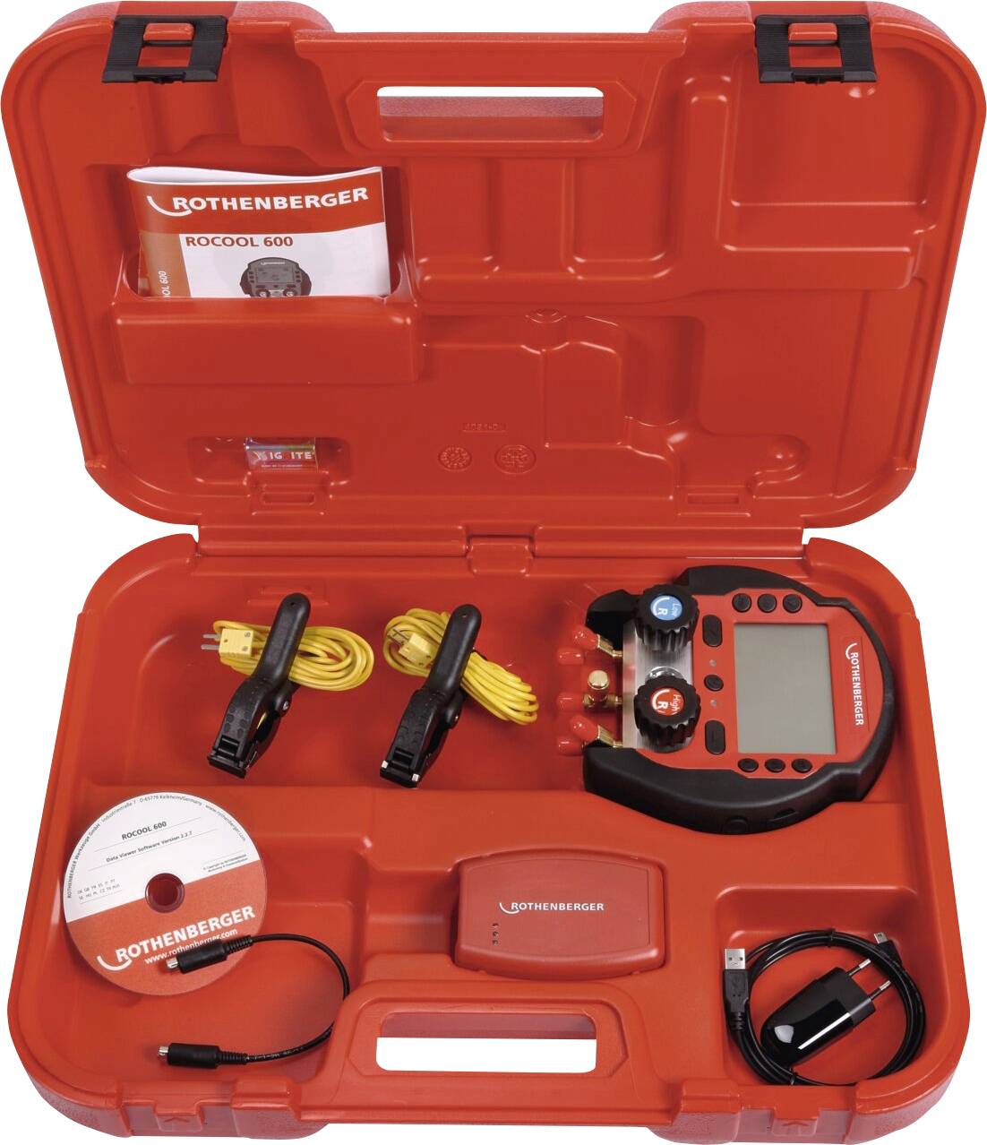 Rote Plastikbox mit einer ROTHENBERGER ROCOOL 600 Maschine, Kabeln, einem Benutzerhandbuch und Zubehör, ordentlich für HVAC-Einsatz angeordnet.