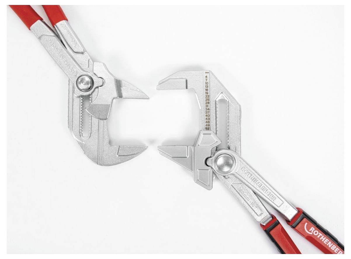 Zwei verstellbare Schraubenschlüssel mit roten Griffen, so positioniert, dass sie sich auf einem weißen Hintergrund gegenüberliegen.