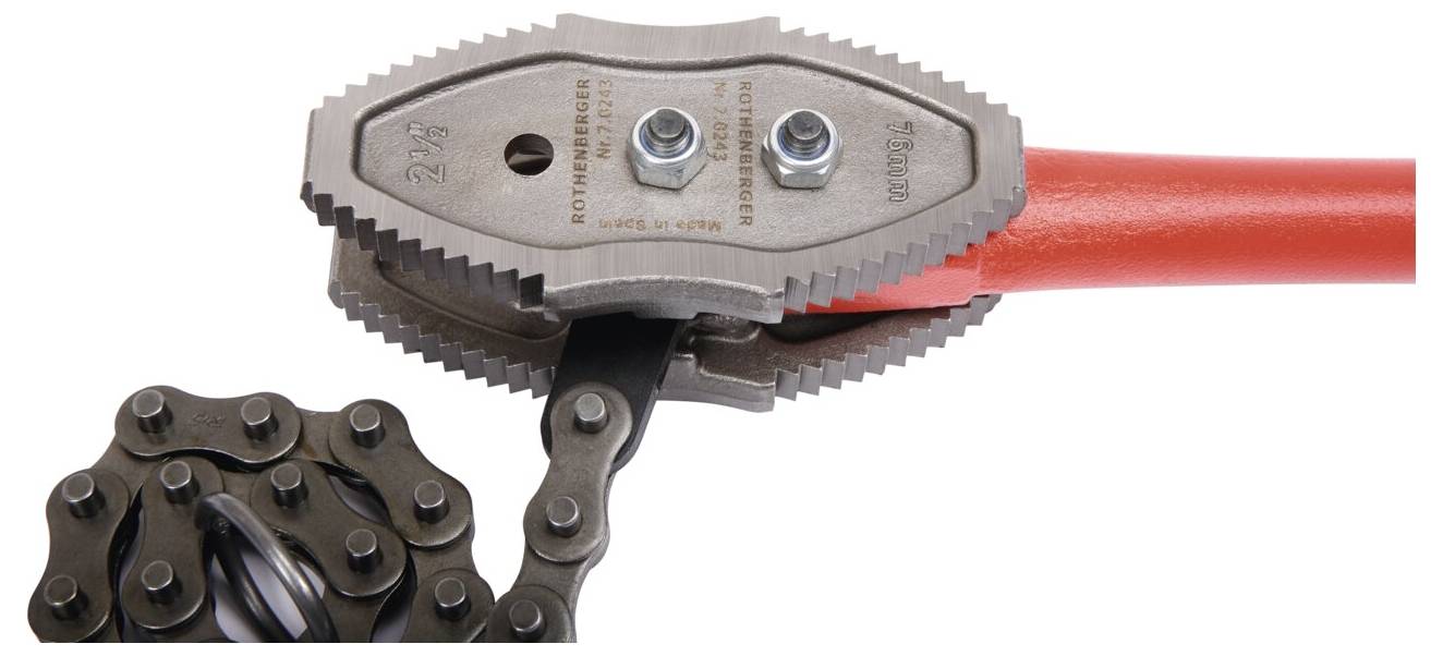 Eine Rohrzange umfasst eine Metallrohrleitung. Die Zange verfügt über einen roten Griff und gezahnte Backen, die durch Bolzen gesichert sind und eine robuste Konstruktion aufweisen.