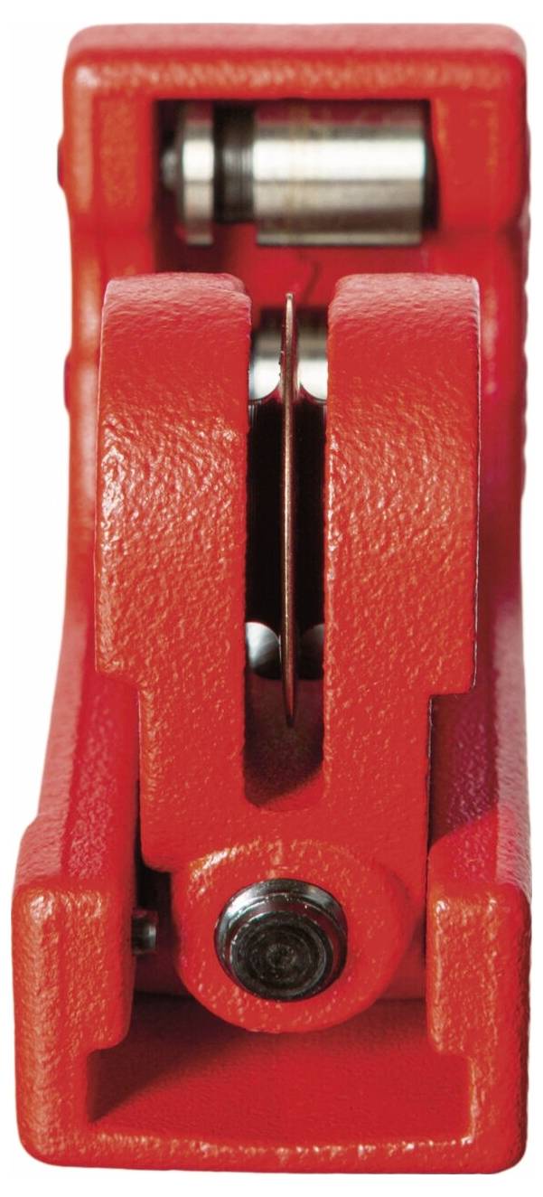 Ein roter Rohrabschneider mit einer scharfen Klinge und Rollensystem, der zum präzisen Schneiden von Rohren und Leitungen verwendet wird.