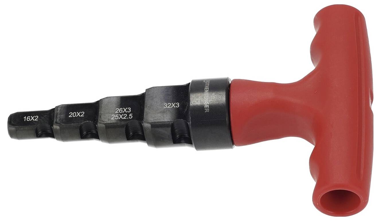 Ein roter T-förmiger Kunststoff-Rohrentgrater mit schwarzen gradierten Metallrillen misst 16x2 bis 32x3 und wird zum Reinigen oder Formen von Rohren verwendet.