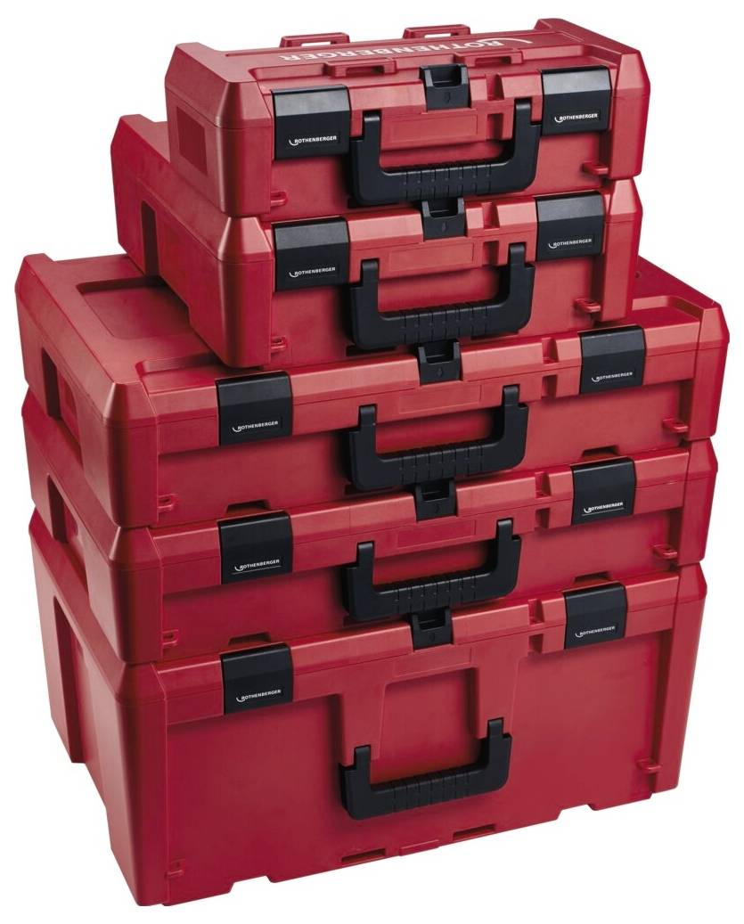 Ein Satz von fünf roten Werkzeugaufbewahrungsboxen, gestapelt und in unterschiedlichen Größen, mit schwarzen Griffen und Verschlüssen.