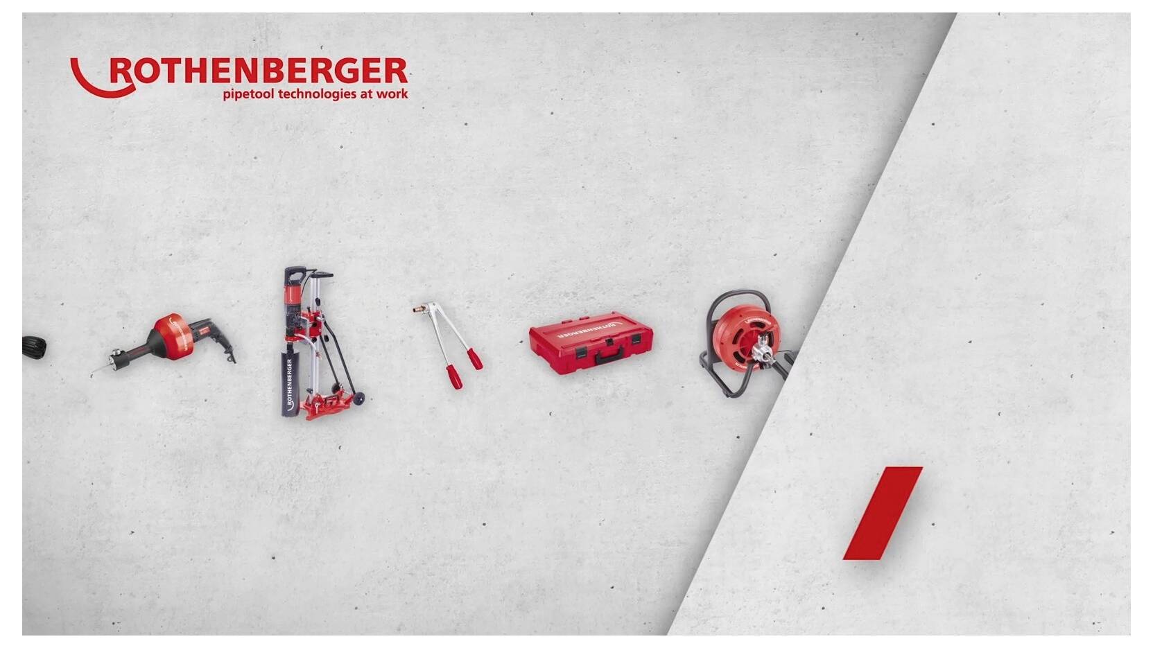 Logo von 'Rothenberger' mit dem Slogan 'Rohrtechnologien in Aktion', verschiedene rote Werkzeuge vor einem hellgrauen Hintergrund präsentiert.