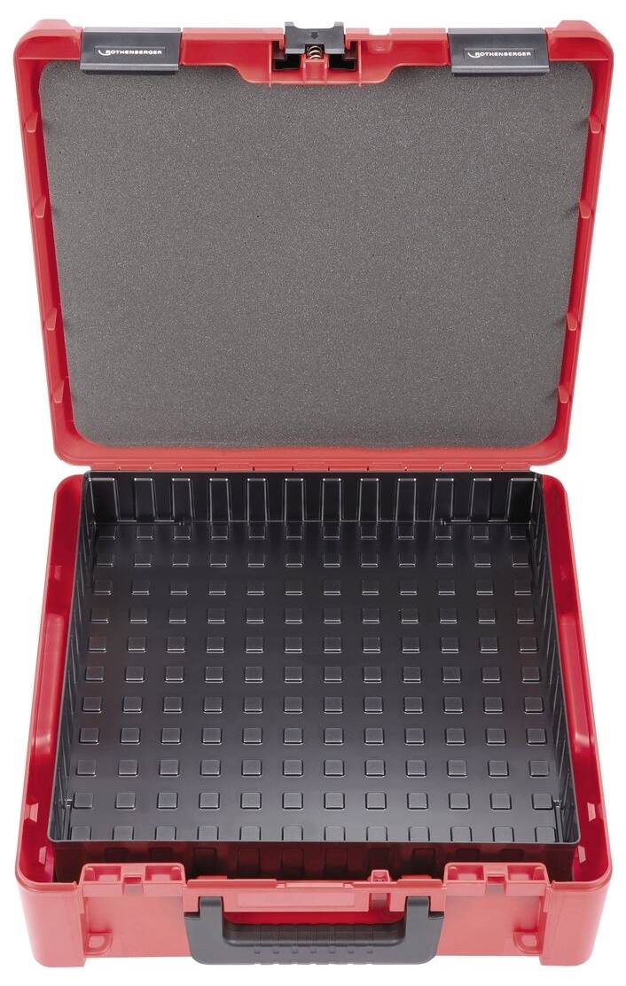 Ein roter, offener Kunststoff-Transportkoffer mit einem schwarzen, gitterförmig gemusterten Innenraum und einer schaumstoffgepolsterten Deckelinnenseite, konzipiert zur Aufbewahrung von Werkzeugen oder Ausrüstungsgegenständen.