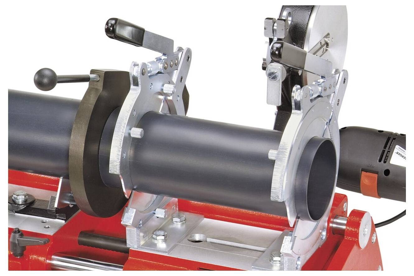 Eine Rohrverschmelzungsmaschine hält zwei große Rohre ausgerichtet zum Verbinden, mit einem montierten Präzisionsschneider auf der rechten Seite für saubere Schnitte.