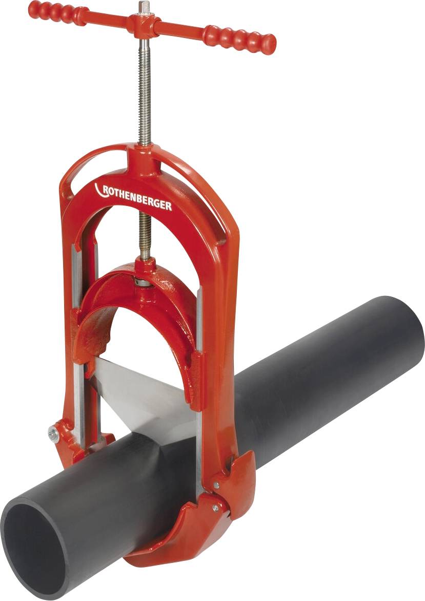 Ein rotes Rohrabschneidewerkzeug wird gezeigt, wie es an einem schwarzen Kunststoffrohr festgeklemmt ist und demonstriert, wie es das Rohr effektiv durchtrennt.