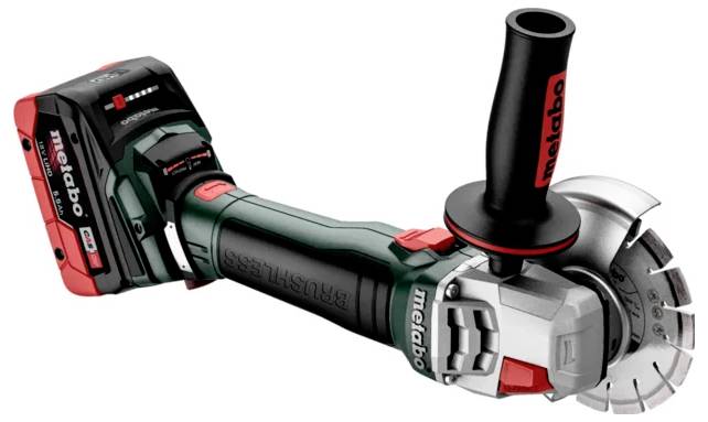 Eine kabellose Metabo Winkelschleifer mit Seitengriff und Akku, ausgestattet mit einer Metalltrennscheibe, vor einem weißen Hintergrund.