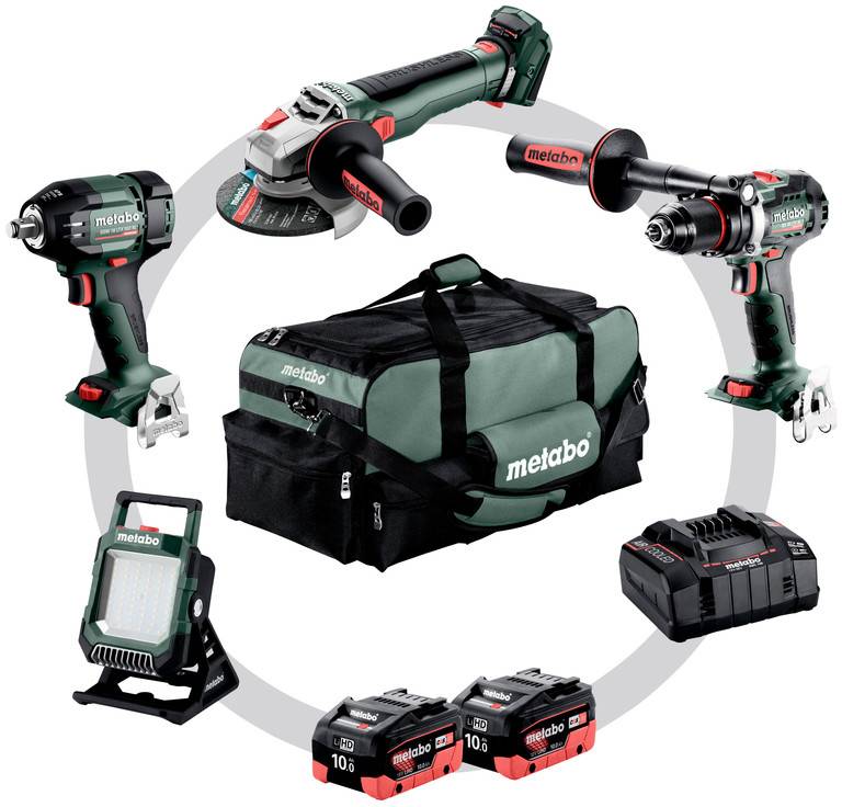 Metabo Akku-Werkzeugsatz mit Tasche, Bohrmaschine, Winkelschleifer, Schlagschrauber, Arbeitsleuchte und zwei Batterien in kreisförmiger Anordnung angeordnet.