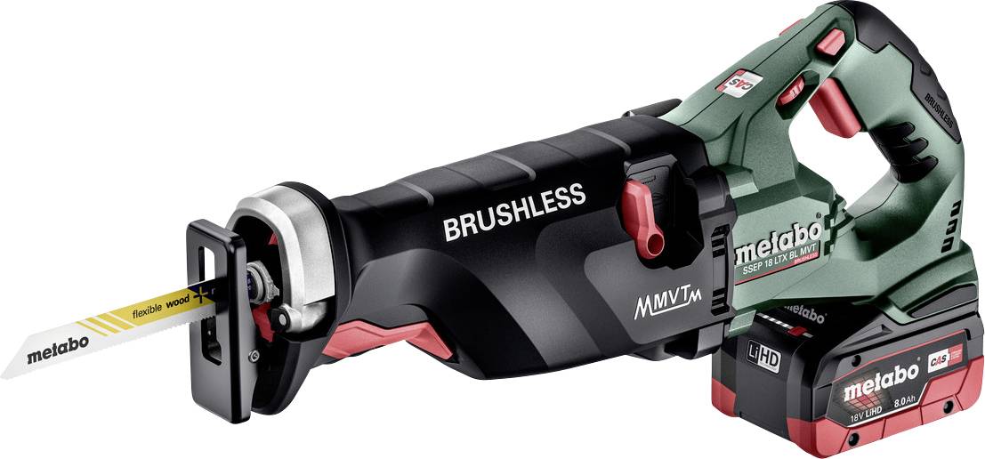 Kabellose Metabo-Säbelsäge mit bürstenlosem Motor mit eingesetztem Sägeblatt, Seitenansicht auf weißem Hintergrund dargestellt.