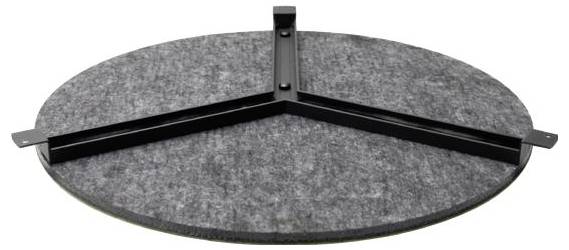 Ein rundes Betonfliesenpad mit drei schwarzen Metallhaltern in Y-Form auf der Oberseite, das zur Unterstützung von Klimaanlagen verwendet wird.