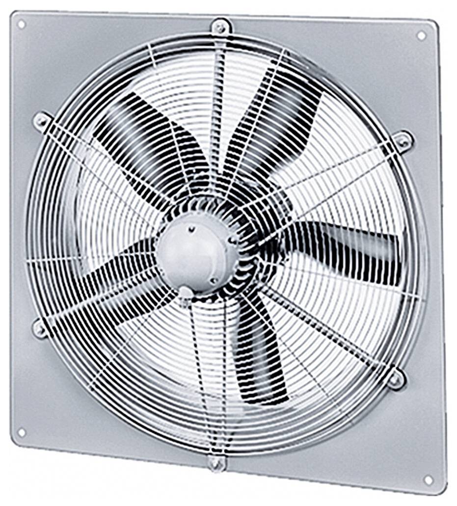 Ein großer Metall-Lüftungsventilator mit fünf Flügeln ist auf einem quadratischen Rahmen montiert. Die Flügel sind durch ein Schutzgitter aus Draht geschützt.