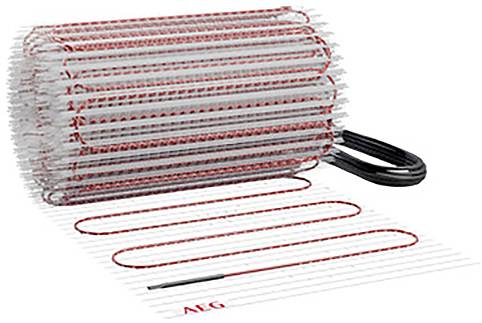 Eine aufgerollte elektrische Heizmatte mit roten und schwarzen Kabeln, auf der die Buchstaben „AEG