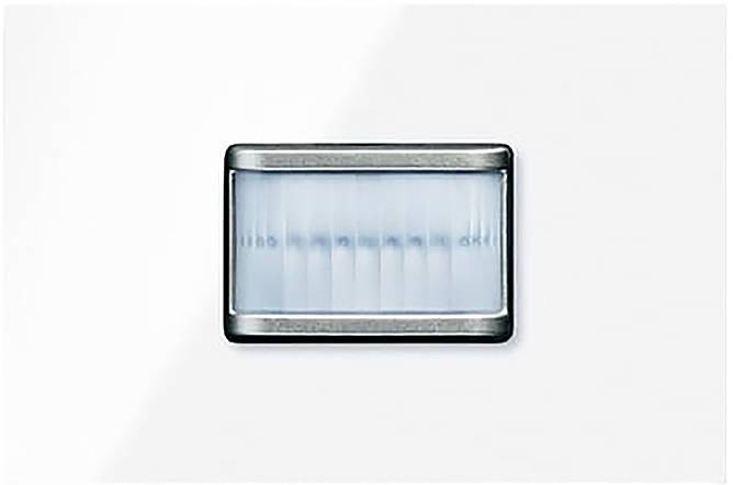 Ein kleines rechteckiges LED-Anzeigelicht auf weißem Hintergrund, gefasst in einer metallischen Gehäuseumrahmung.