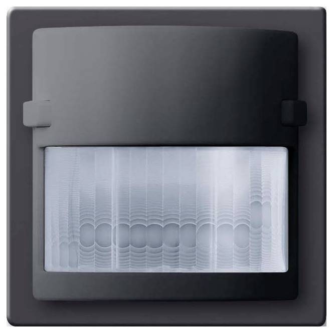 Ein quadratischer schwarzer Bewegungsmelder mit mattem Objektiv, konzipiert für die Wandmontage, verwendet zur Bewegungserkennung, um ein Licht oder einen Alarm auszulösen.