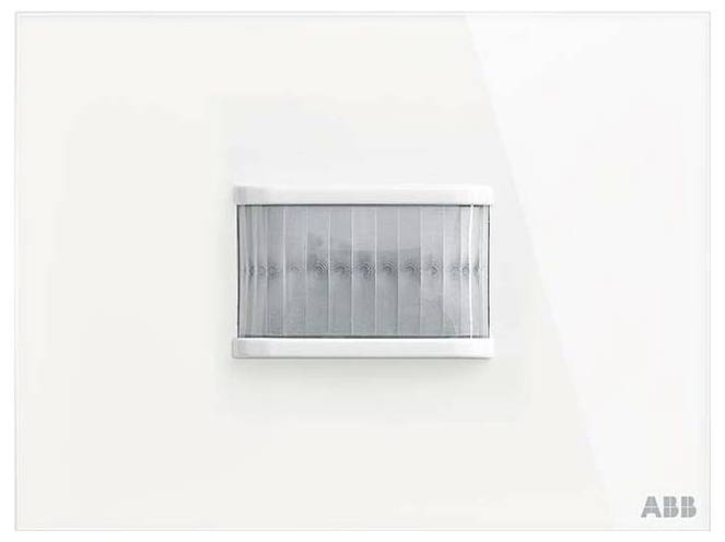 Ein weißer ABB-Bewegungsmelder mit rechteckigem Design, mit einer Reihe von vertikalen Linien auf der Oberfläche, vor einem neutralen Hintergrund.