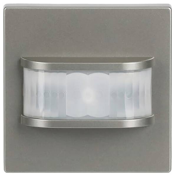 Quadratischer wandmontierter Bewegungsmelder mit gewölbter Frontplatte zum Erfassen von Bewegungen.