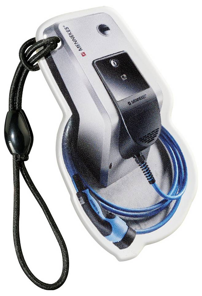 Eine Ladestation mit einem aufgewickelten blauen Kabel und einem schwarzen Ladestecker ist an einer Wand montiert. Ein Lanyard ist angebracht, möglicherweise für Ausstellungs- oder Werbezwecke.